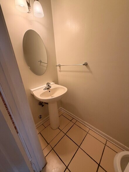 Building Photo - 11 Van Pelt Ct