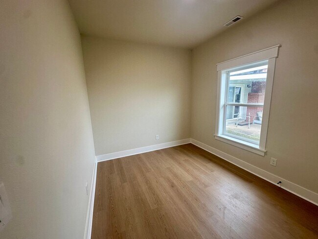 Building Photo - SD10th