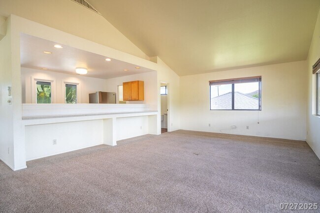 Building Photo - Beautiful and Large 3 bedroom 2.5 bath SFH...