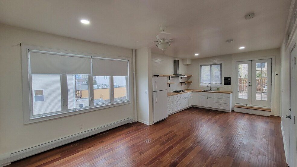 Building Photo - 19 70th St