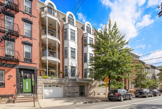 Building Photo - 233 Monroe St