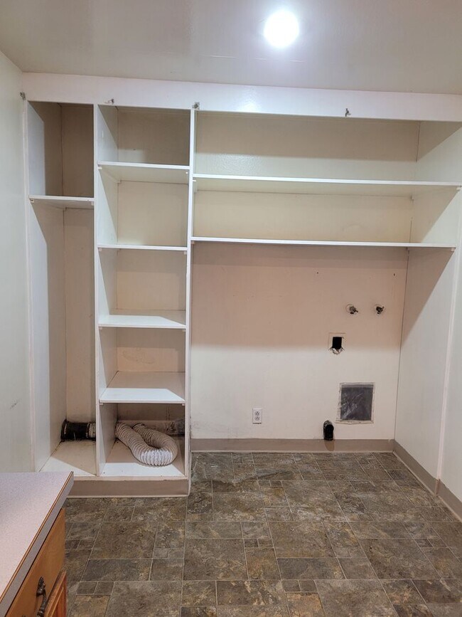 Building Photo - 3 bedroom