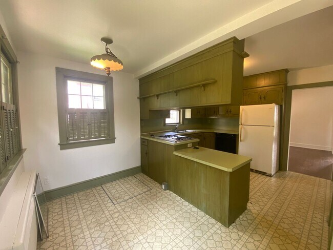 Building Photo - Amazing Cap Cod with 2 BR/ 1.5 BA and Bonu...