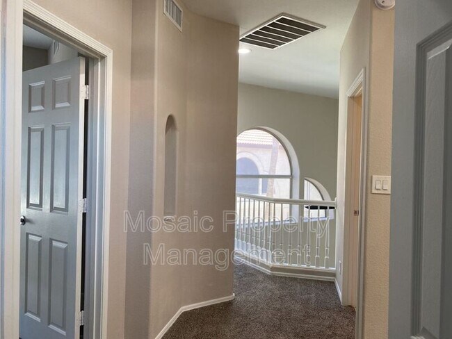 Building Photo - 4923 E Hazel Dr