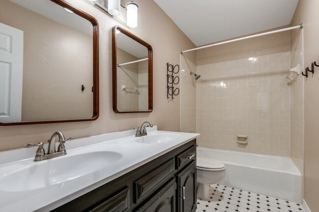 Building Photo - 529 Chippendale Dr