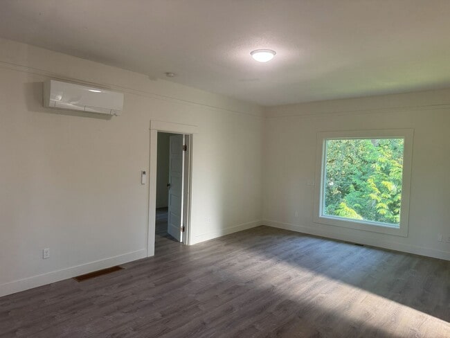 Building Photo - Charming Historic Home for Rent in Downtow...