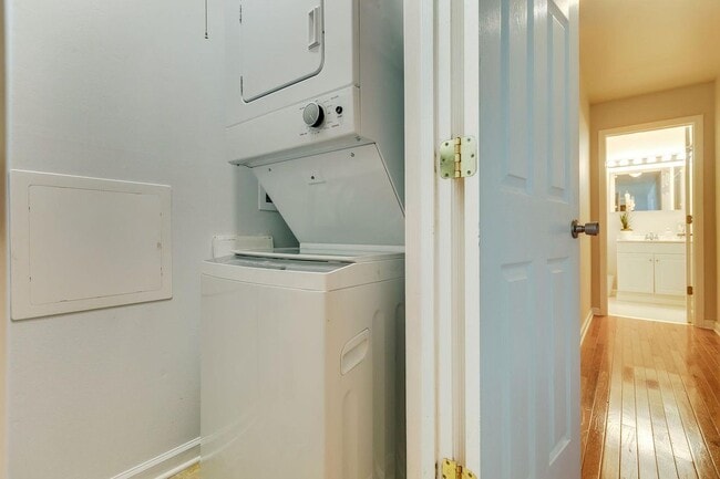 Building Photo - 613 Hillsboro Rd