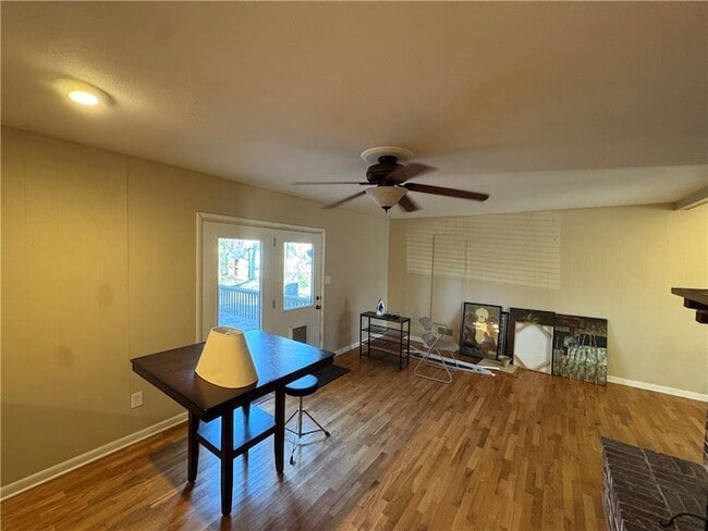 Building Photo - 718 E Debra Dr