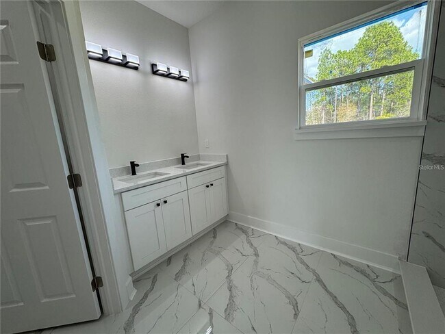 Building Photo - 702 Marion Oaks Manor