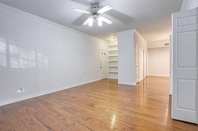 Building Photo - 2255 Braeswood Park Dr