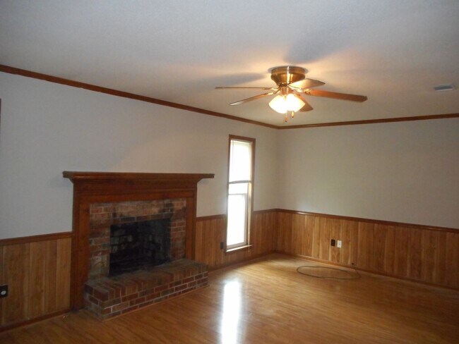 Building Photo - Charming 3BR/2BA Rental in Sand Ridge Neighbourhood