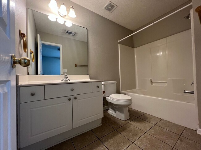 Building Photo - Auburn Townhome