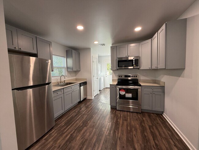 Building Photo - Gorgeous 3 bedroom 2 bathroom home