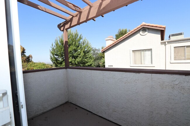 Building Photo - **24210 Sylvan Glen Rd #F Diamond Bar** 2 bedroom 2 bath Townhouse !!