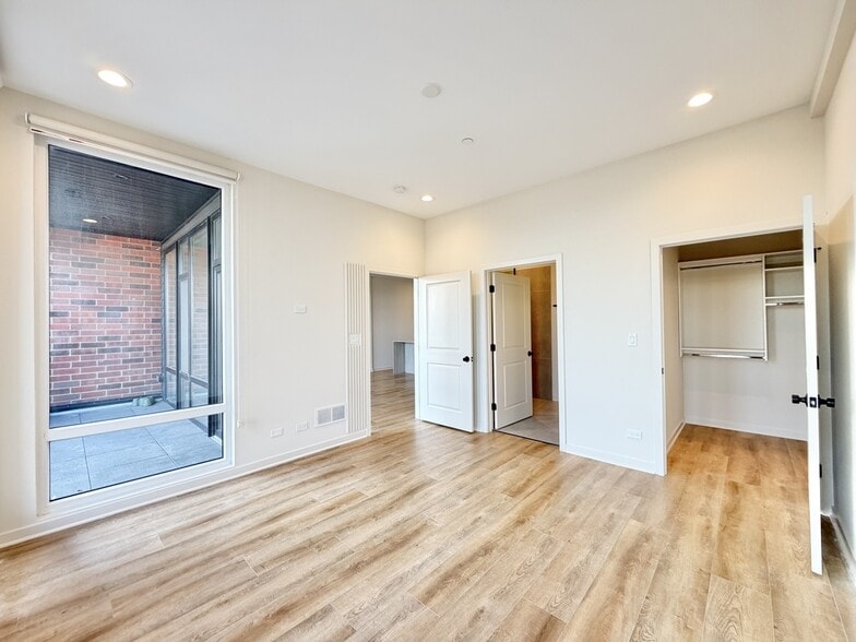 Building Photo - 6340 W Belmont Ave