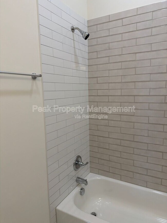 Building Photo - 3014 Parkwood Ave