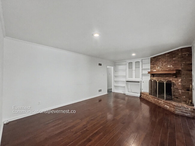 Building Photo - Beautiful 4-Bedroom Home with Modern Amenities / Pet-Friendly / Available Now!