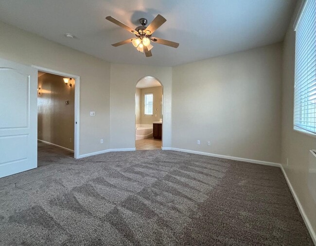 Building Photo - 4 Bedroom NW Fresno Home for Lease