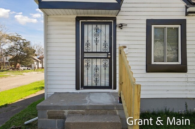 Building Photo - $1249 3 bedroom bungalow