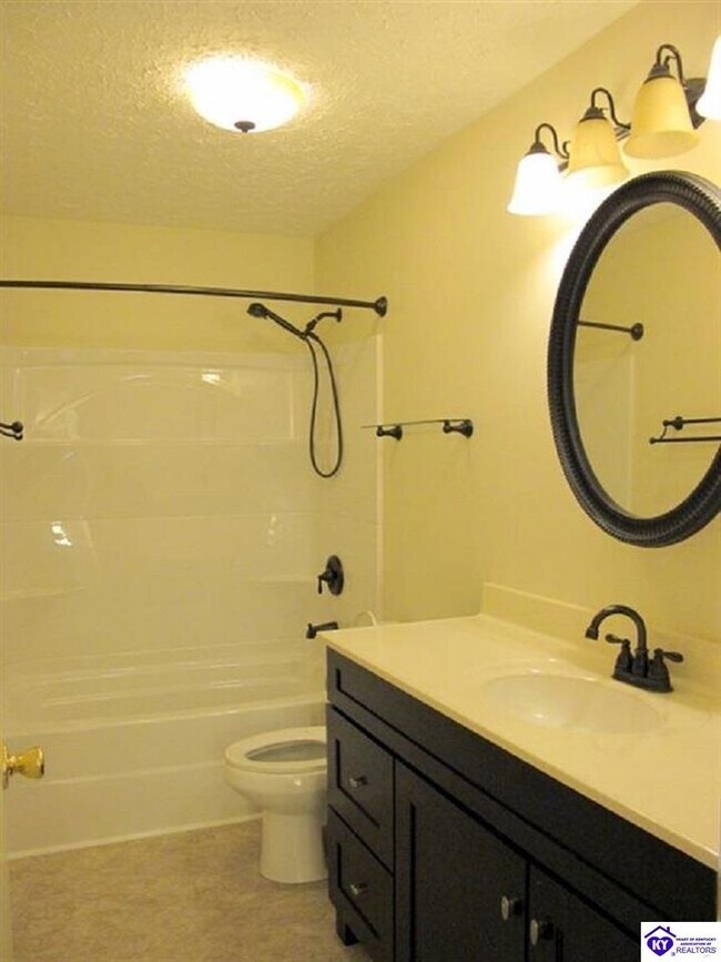 Building Photo - 927 Woods Hollow Dr