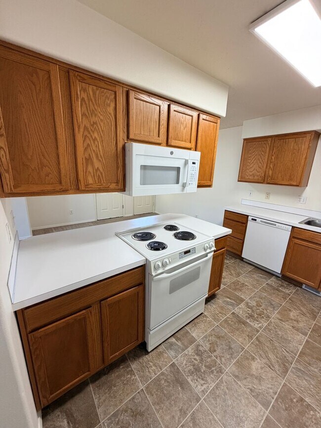 Building Photo - Two Bedroom Duplex in South Salem