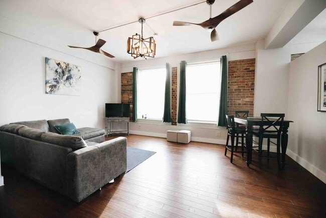 Building Photo - 915 Franklin St