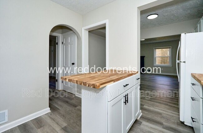 Building Photo - 3907 E 38th St