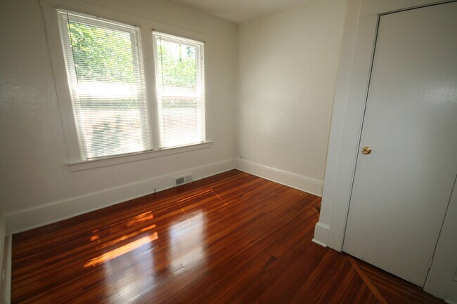 Building Photo - 1306 W Chapel Hill St