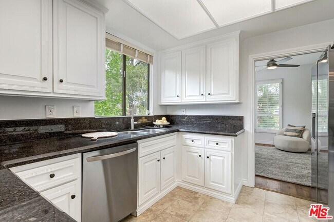 Building Photo - 5625 Cambridge Way