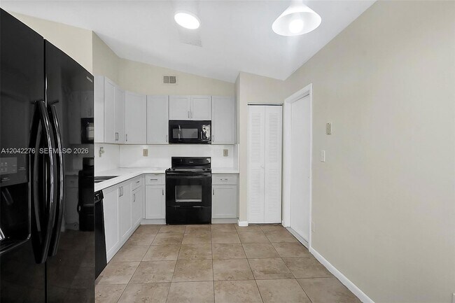 Building Photo - 681 Thornridge Ave