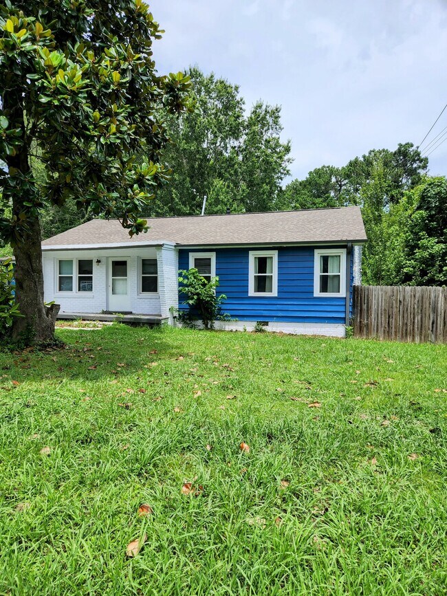 Building Photo - Green Acres