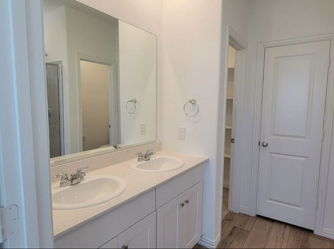 Building Photo - 9933 Diamondhead Dr