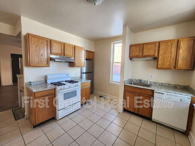 Building Photo - 711 N George St