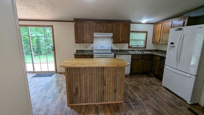 Building Photo - Newly renovated gem located at Earl Lake i...