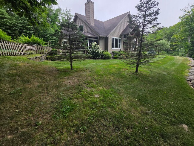 Building Photo - Luxurious 3-Bedroom Home in Poughquag, NY