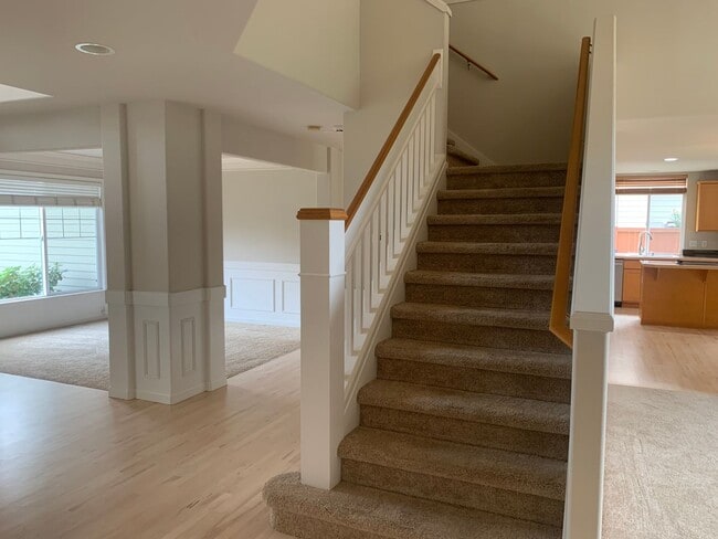 Building Photo - Incredibly maintained home in highly desirable Woodbrook! 4 bed, 3 bath + den! A MUST SEE!
