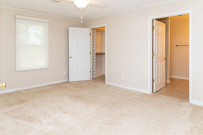 Building Photo - PET FRIENDLY!!!!!!