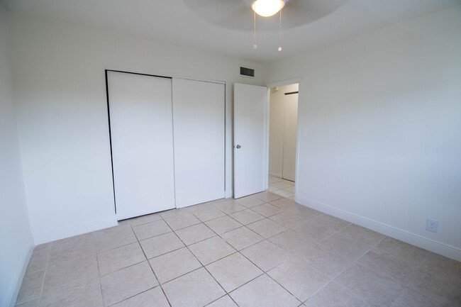 Bedroom - Lee Manor Apartments