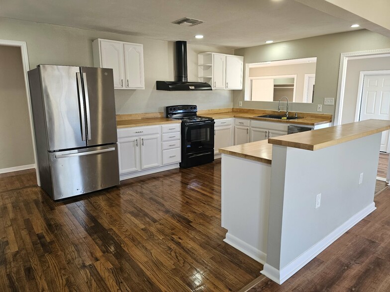 Building Photo - 513 Oakdale Dr