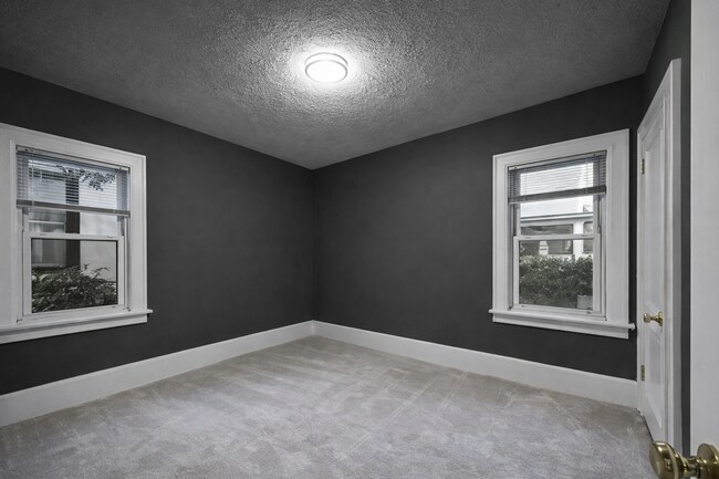 Building Photo - 6 Bedroom House Available Near Concordia University!