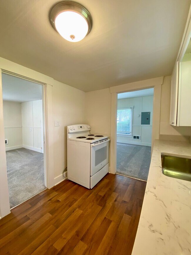 Building Photo - D&B Homes