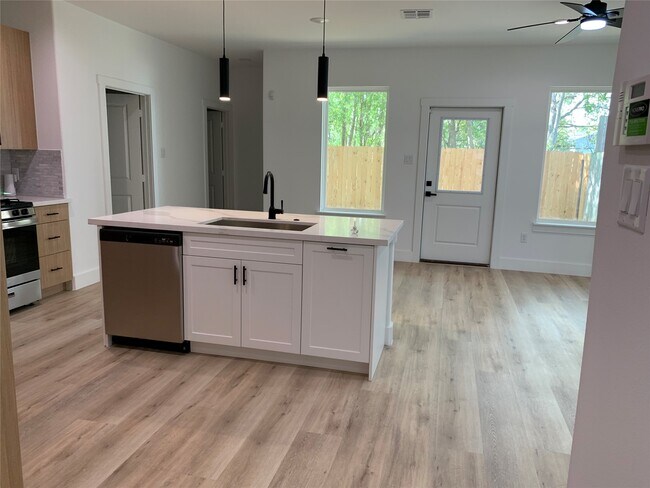 Building Photo - 9026 Scott St