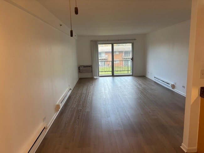 Building Photo - 1900 Knights Bridge Dr