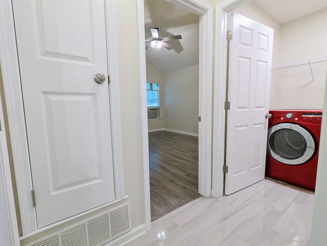 Building Photo - 6498 Glastonburg Ln