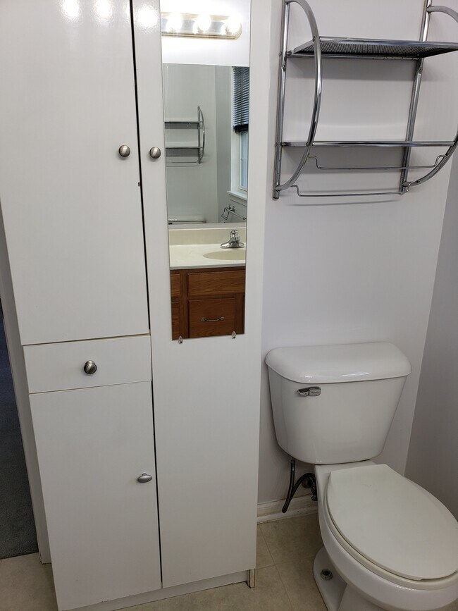 Building Photo - 3910 Old Elm Dr SE