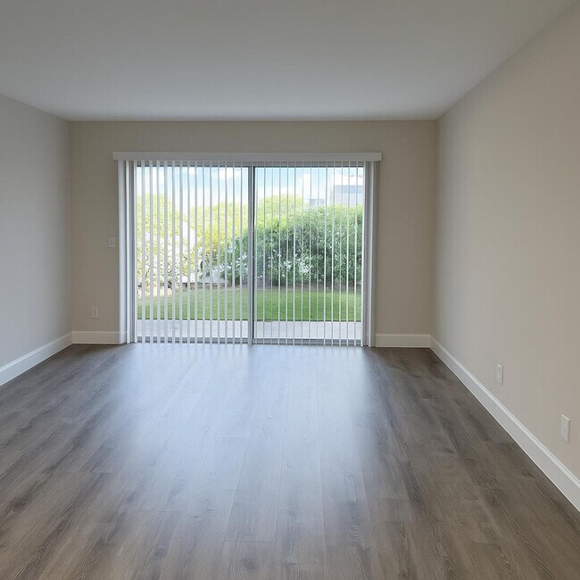 Building Photo - 965 Manor Dr