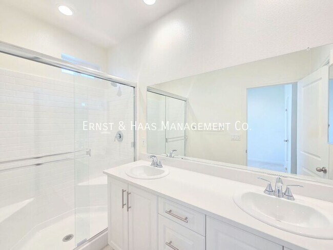 Building Photo - 2420 E Lincoln Ave