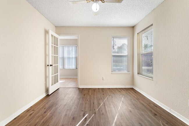 Building Photo - Venetian Place - 612