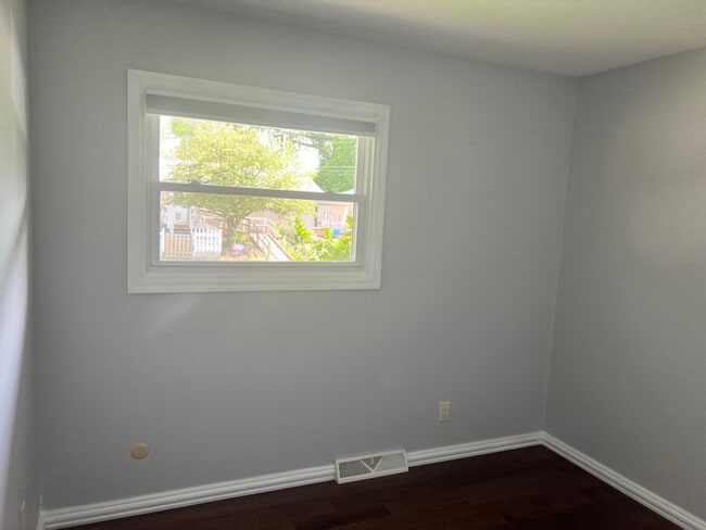 Building Photo - 1410 Golden Valley Dr