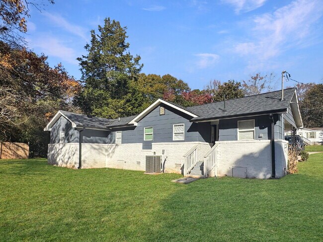 Building Photo - Newly Updated Jefferson Home with Spacious Backyard